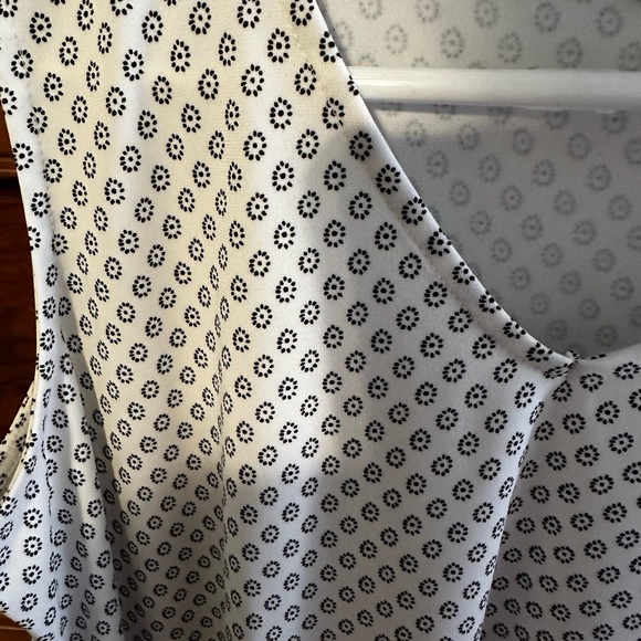 Talbots White Patterned Tank - SIZE XP. EUC. - Picture 2 of 5